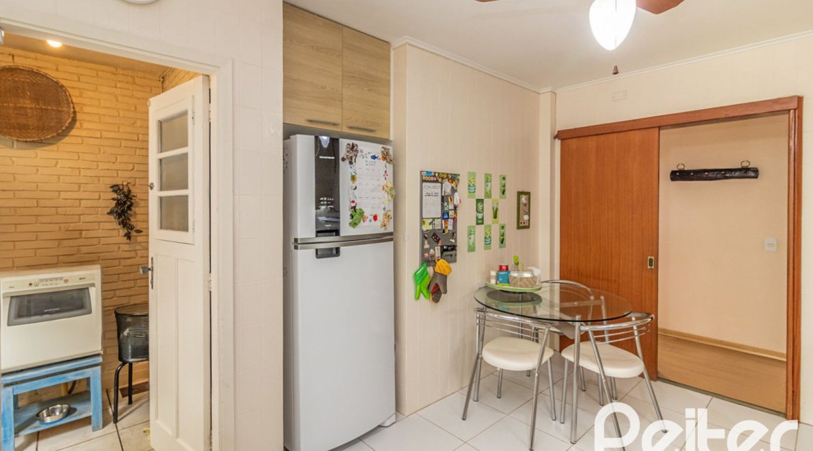 Casa à venda com 213m², 4 dormitórios, 1 suíte, 2 vagas, no bairro Vila Assunção em Porto Alegre