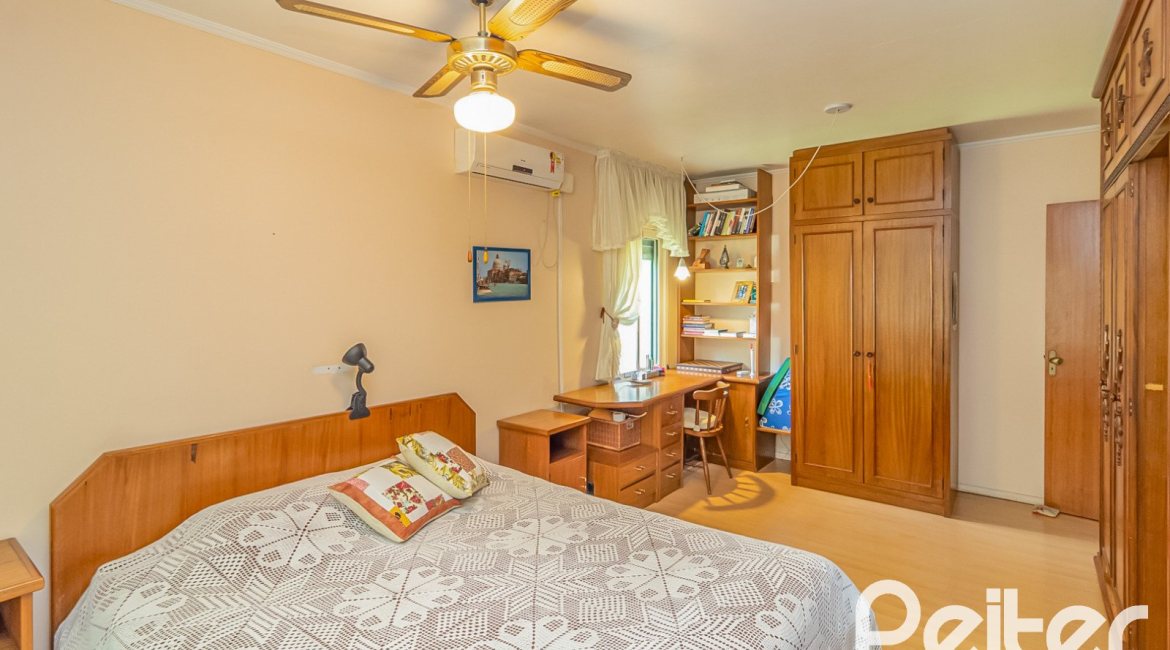 Casa à venda com 213m², 4 dormitórios, 1 suíte, 2 vagas, no bairro Vila Assunção em Porto Alegre