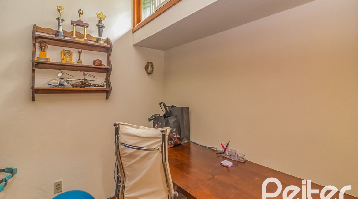 Casa à venda com 213m², 4 dormitórios, 1 suíte, 2 vagas, no bairro Vila Assunção em Porto Alegre