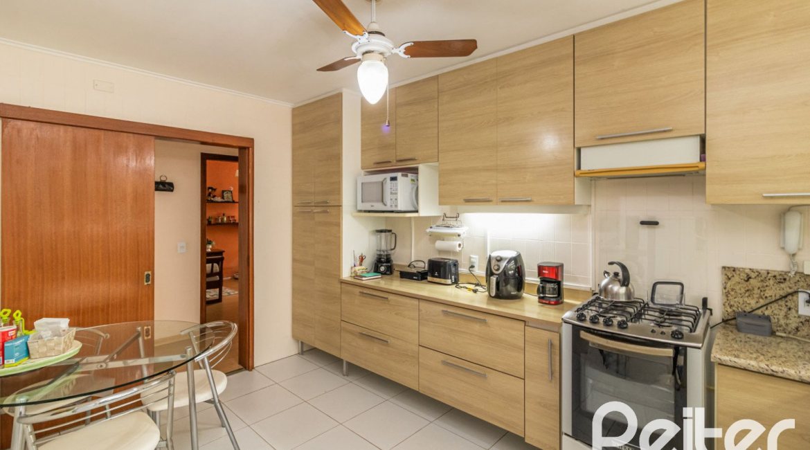 Casa à venda com 213m², 4 dormitórios, 1 suíte, 2 vagas, no bairro Vila Assunção em Porto Alegre