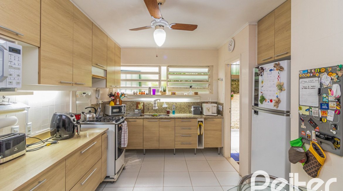 Casa à venda com 213m², 4 dormitórios, 1 suíte, 2 vagas, no bairro Vila Assunção em Porto Alegre