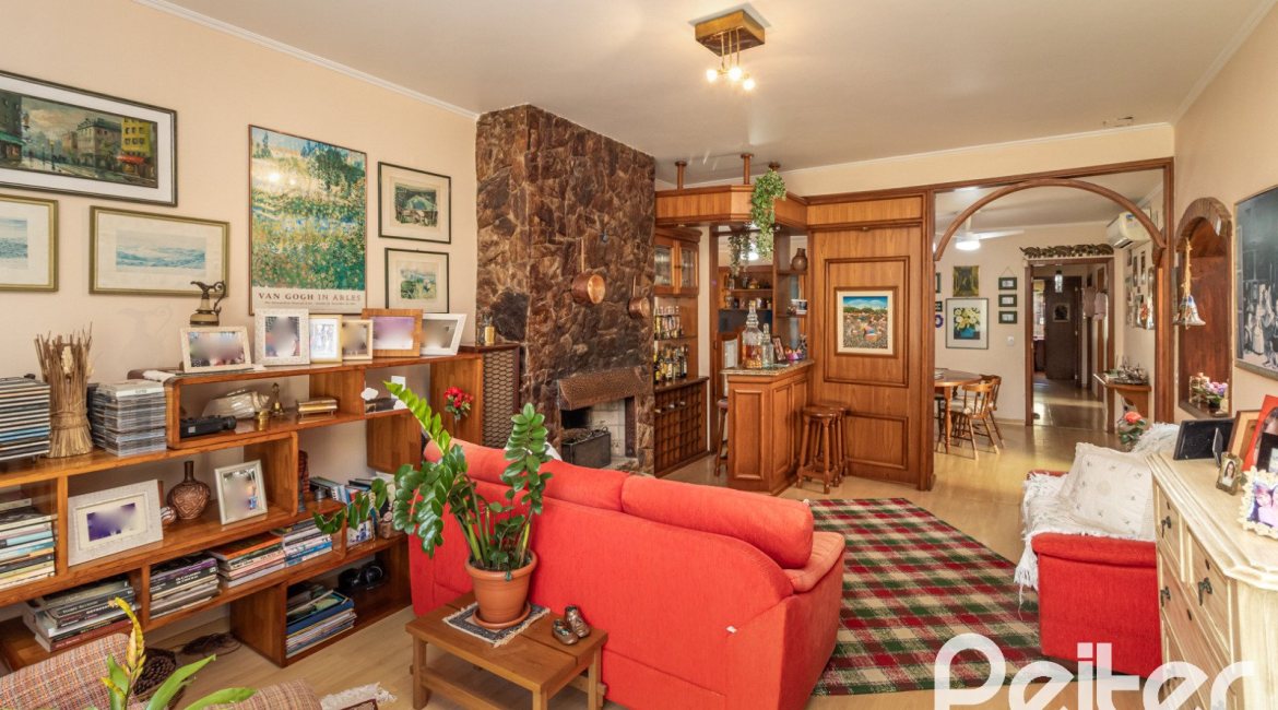 Casa à venda com 213m², 4 dormitórios, 1 suíte, 2 vagas, no bairro Vila Assunção em Porto Alegre