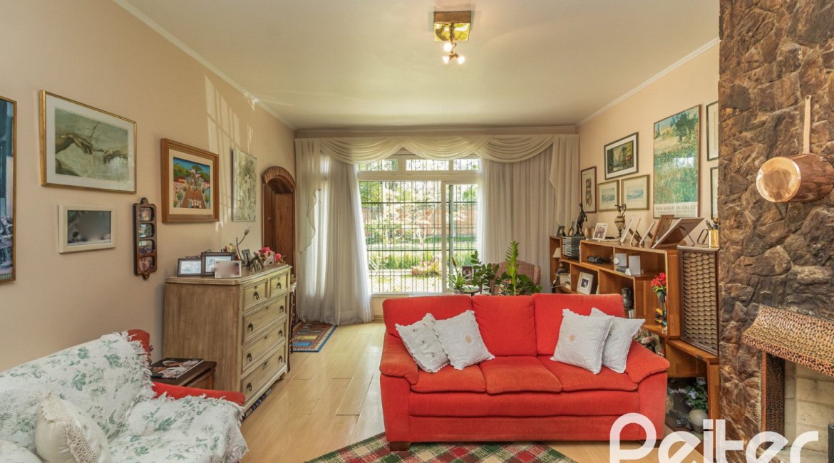 Casa à venda com 213m², 4 dormitórios, 1 suíte, 2 vagas, no bairro Vila Assunção em Porto Alegre