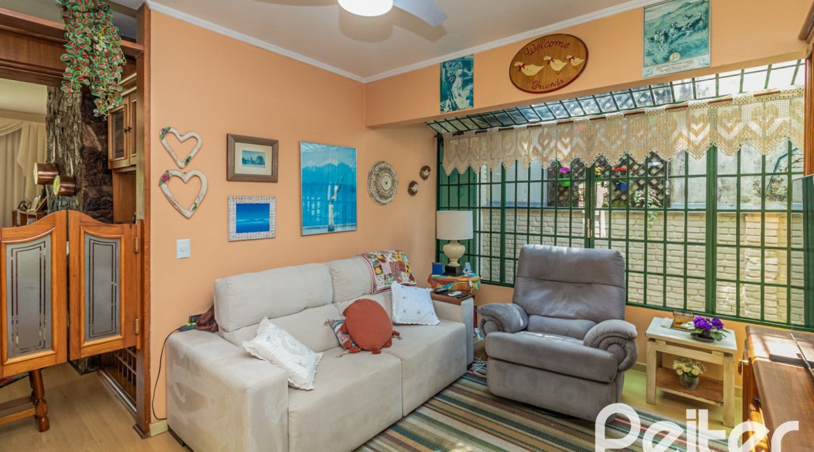 Casa à venda com 213m², 4 dormitórios, 1 suíte, 2 vagas, no bairro Vila Assunção em Porto Alegre