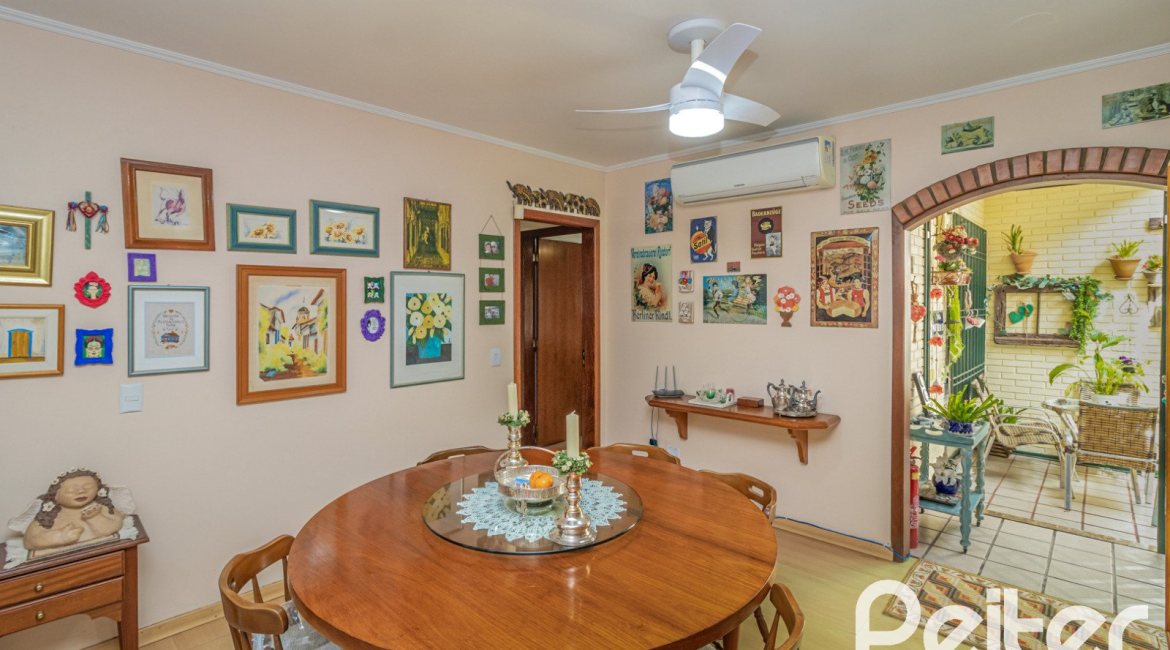 Casa à venda com 213m², 4 dormitórios, 1 suíte, 2 vagas, no bairro Vila Assunção em Porto Alegre