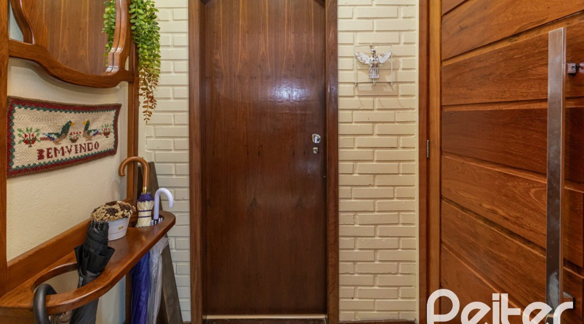 Casa à venda com 213m², 4 dormitórios, 1 suíte, 2 vagas, no bairro Vila Assunção em Porto Alegre