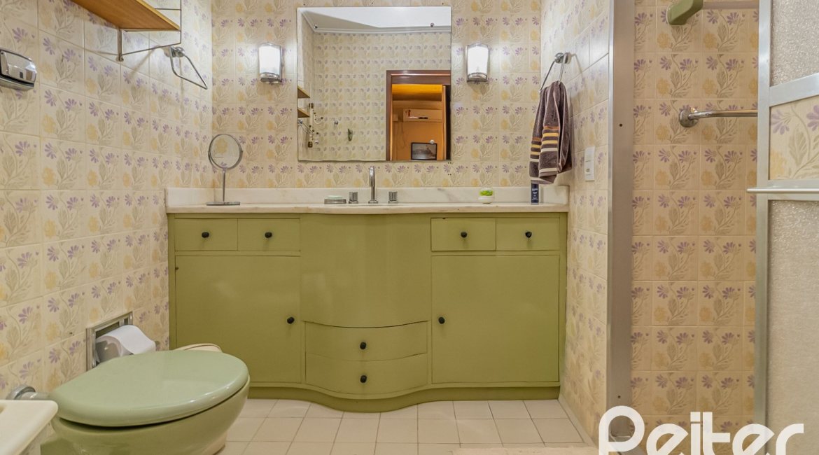 Casa à venda com 213m², 4 dormitórios, 1 suíte, 2 vagas, no bairro Vila Assunção em Porto Alegre