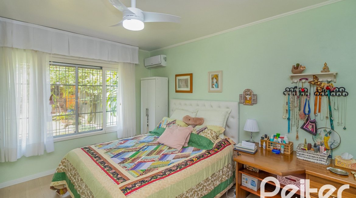 Casa à venda com 213m², 4 dormitórios, 1 suíte, 2 vagas, no bairro Vila Assunção em Porto Alegre