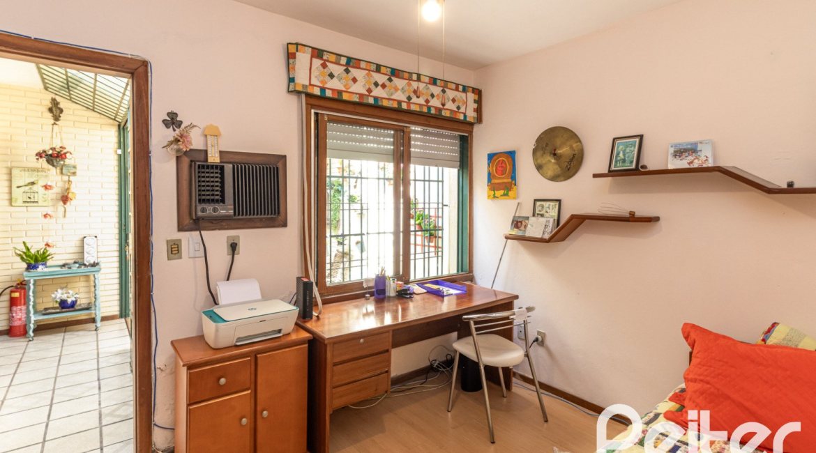 Casa à venda com 213m², 4 dormitórios, 1 suíte, 2 vagas, no bairro Vila Assunção em Porto Alegre