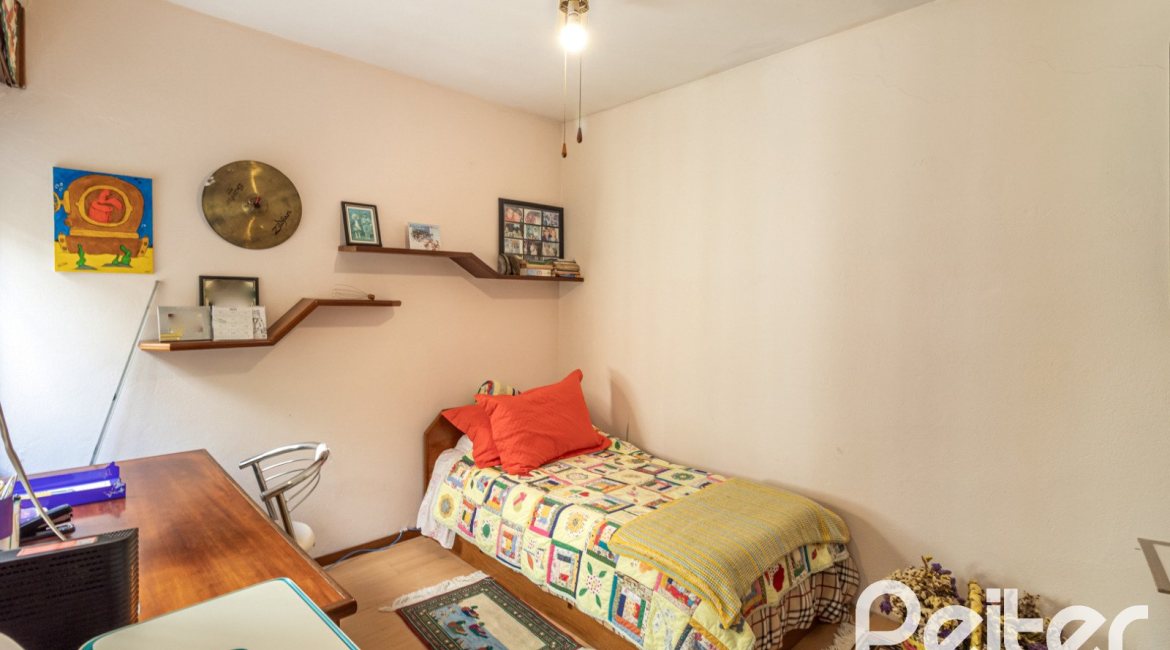 Casa à venda com 213m², 4 dormitórios, 1 suíte, 2 vagas, no bairro Vila Assunção em Porto Alegre