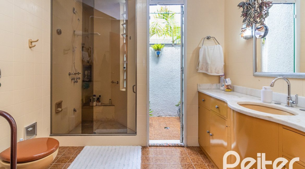 Casa à venda com 213m², 4 dormitórios, 1 suíte, 2 vagas, no bairro Vila Assunção em Porto Alegre