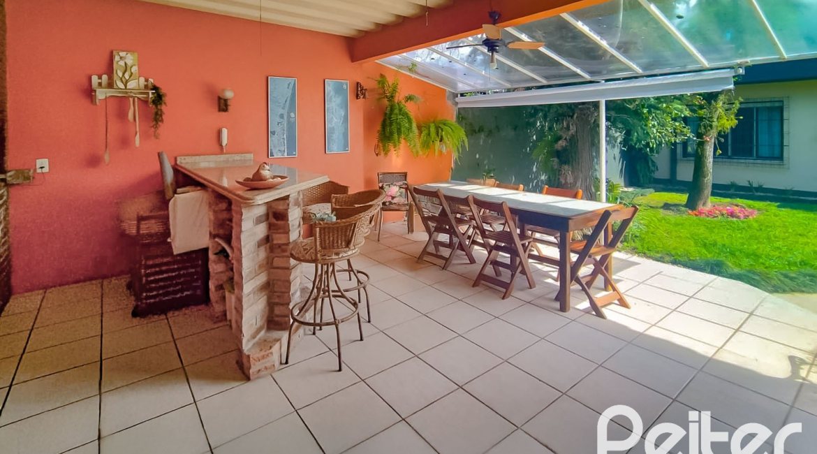 Casa à venda com 213m², 4 dormitórios, 1 suíte, 2 vagas, no bairro Vila Assunção em Porto Alegre