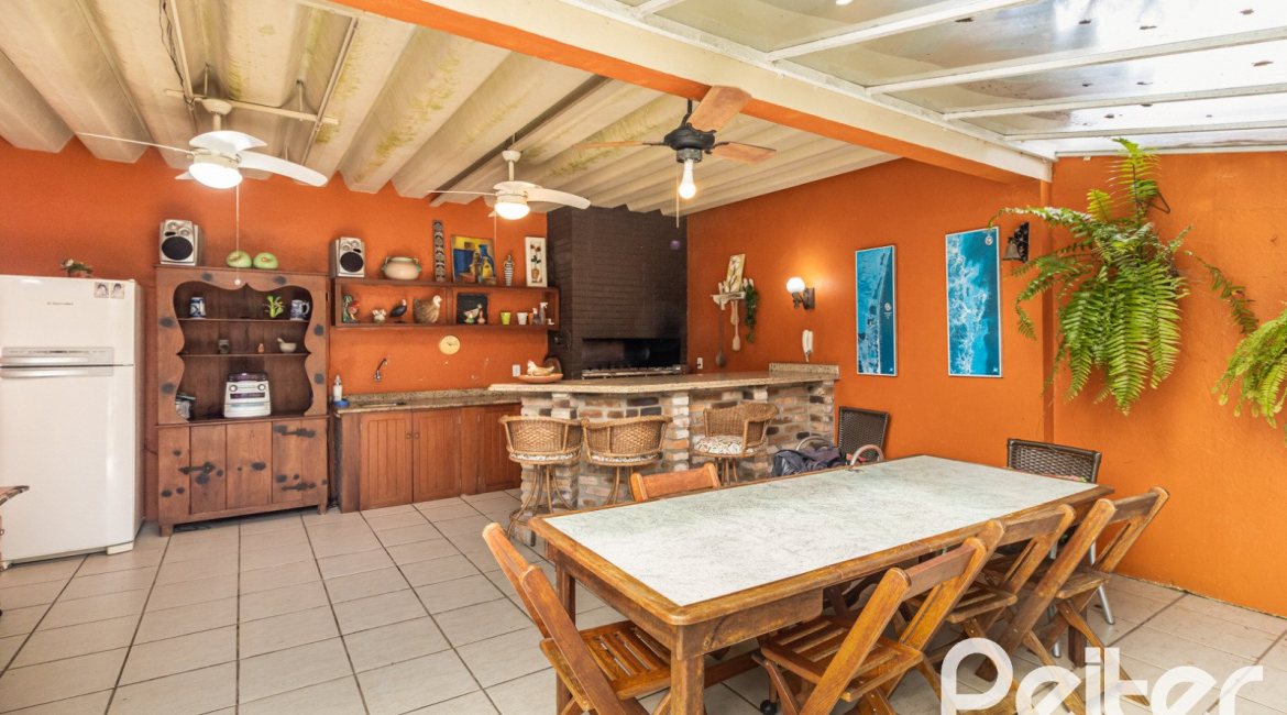 Casa à venda com 213m², 4 dormitórios, 1 suíte, 2 vagas, no bairro Vila Assunção em Porto Alegre