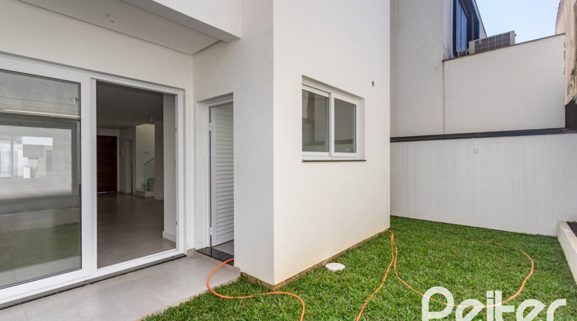 Casa em Condomínio à venda com 150m², 3 dormitórios, 3 suítes, 2 vagas, no bairro Ipanema em Porto Alegre