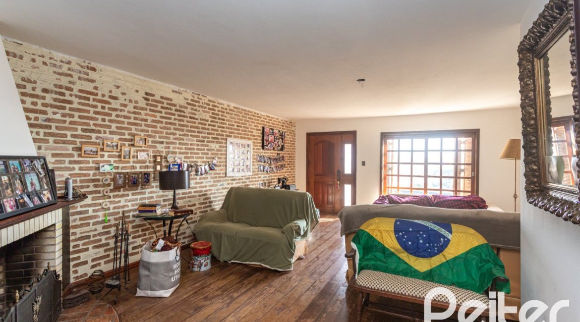 Casa à venda com 280m², 3 dormitórios, 1 suíte, 4 vagas, no bairro Tristeza em Porto Alegre