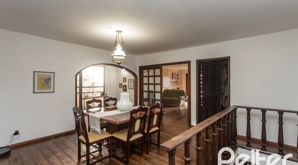 Casa à venda com 280m², 3 dormitórios, 1 suíte, 4 vagas, no bairro Tristeza em Porto Alegre
