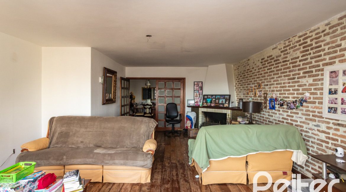 Casa à venda com 280m², 3 dormitórios, 1 suíte, 4 vagas, no bairro Tristeza em Porto Alegre