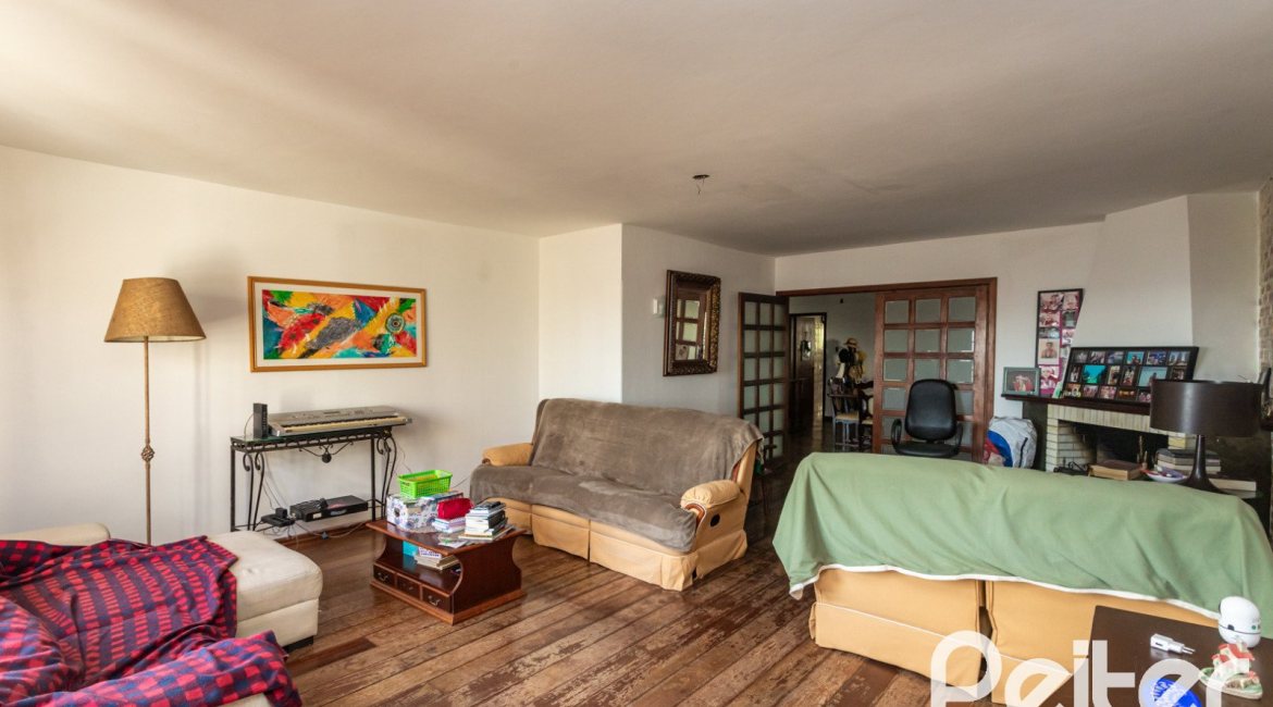 Casa à venda com 280m², 3 dormitórios, 1 suíte, 4 vagas, no bairro Tristeza em Porto Alegre