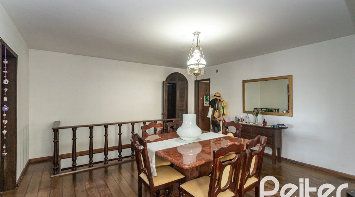 Casa à venda com 280m², 3 dormitórios, 1 suíte, 4 vagas, no bairro Tristeza em Porto Alegre