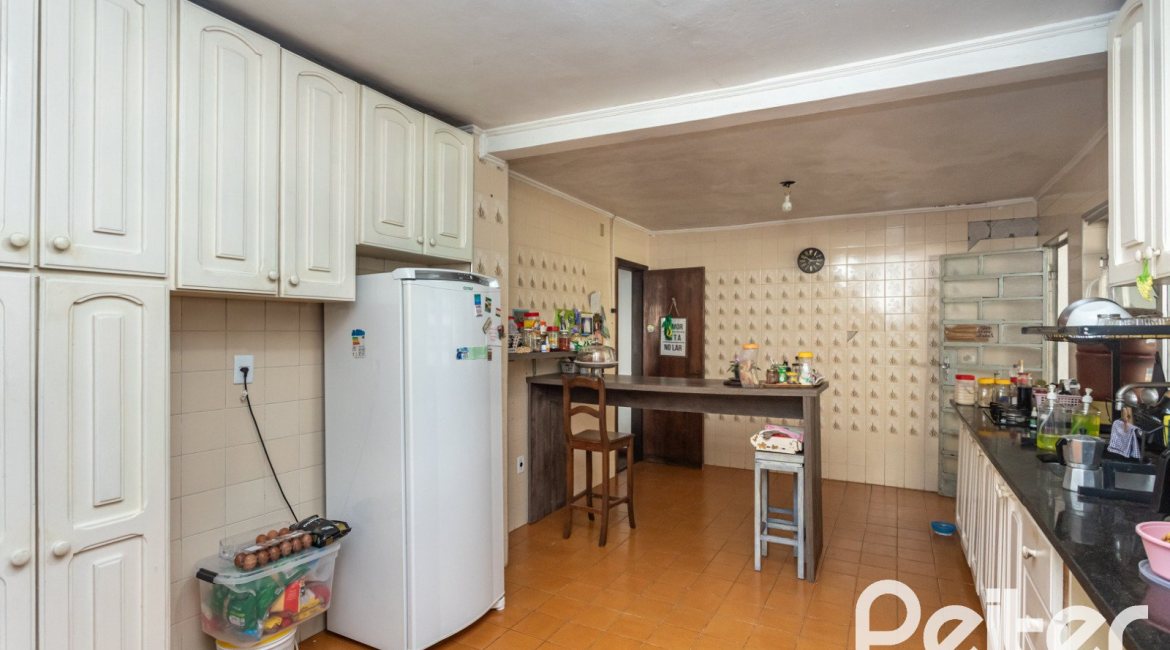 Casa à venda com 280m², 3 dormitórios, 1 suíte, 4 vagas, no bairro Tristeza em Porto Alegre