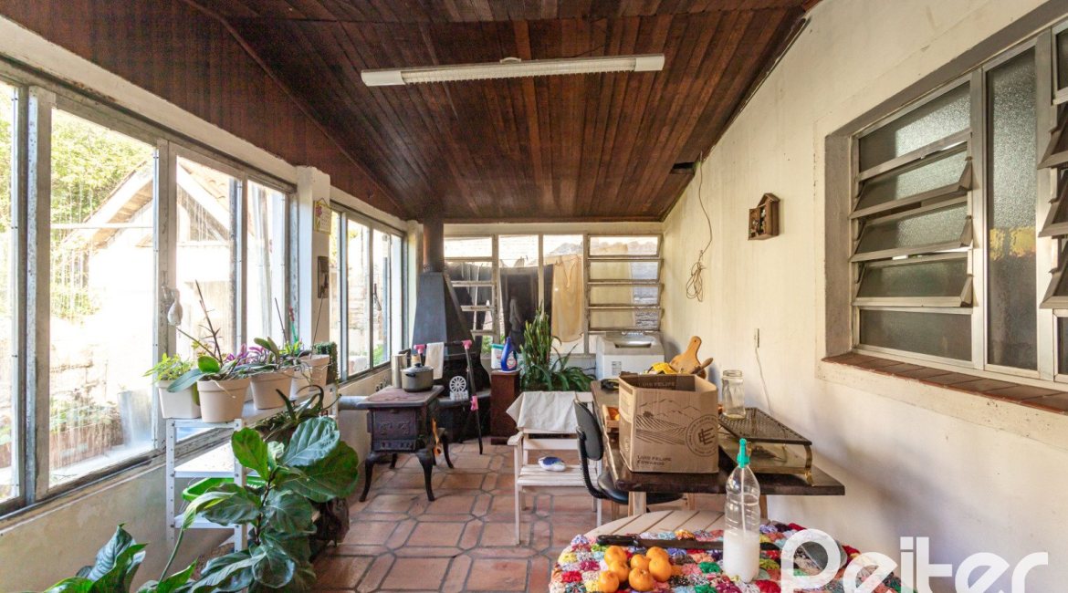 Casa à venda com 280m², 3 dormitórios, 1 suíte, 4 vagas, no bairro Tristeza em Porto Alegre