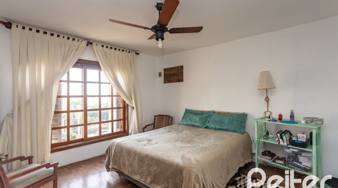 Casa à venda com 280m², 3 dormitórios, 1 suíte, 4 vagas, no bairro Tristeza em Porto Alegre