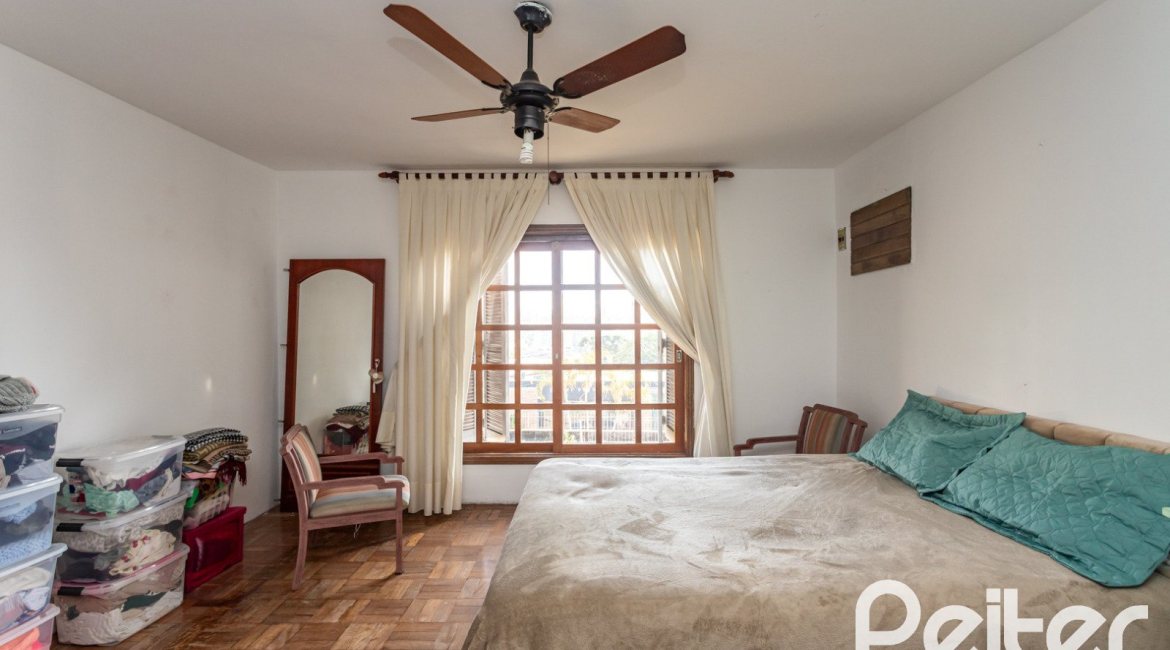Casa à venda com 280m², 3 dormitórios, 1 suíte, 4 vagas, no bairro Tristeza em Porto Alegre