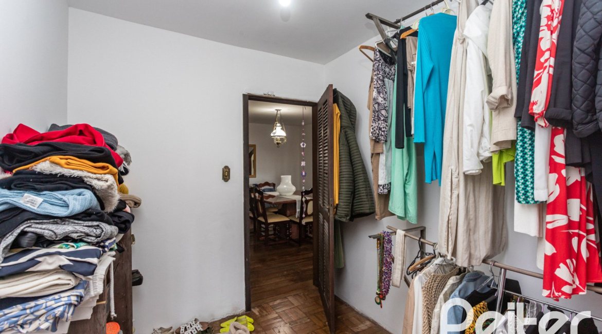 Casa à venda com 280m², 3 dormitórios, 1 suíte, 4 vagas, no bairro Tristeza em Porto Alegre