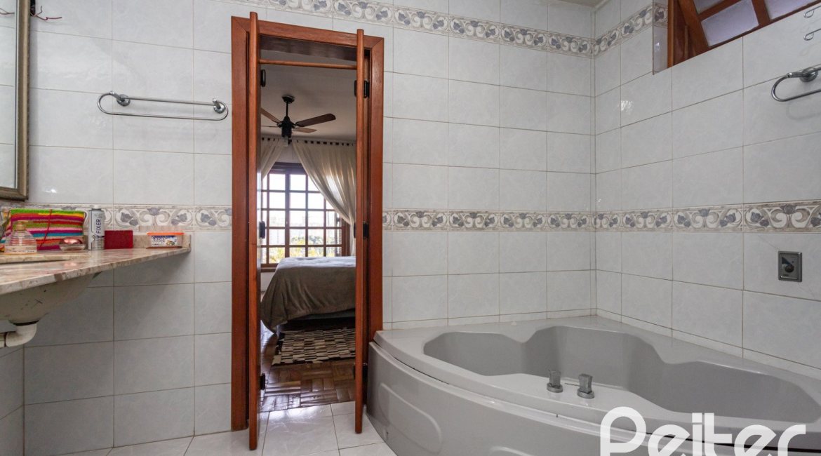 Casa à venda com 280m², 3 dormitórios, 1 suíte, 4 vagas, no bairro Tristeza em Porto Alegre