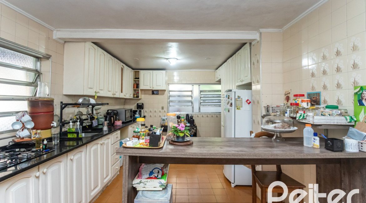 Casa à venda com 280m², 3 dormitórios, 1 suíte, 4 vagas, no bairro Tristeza em Porto Alegre