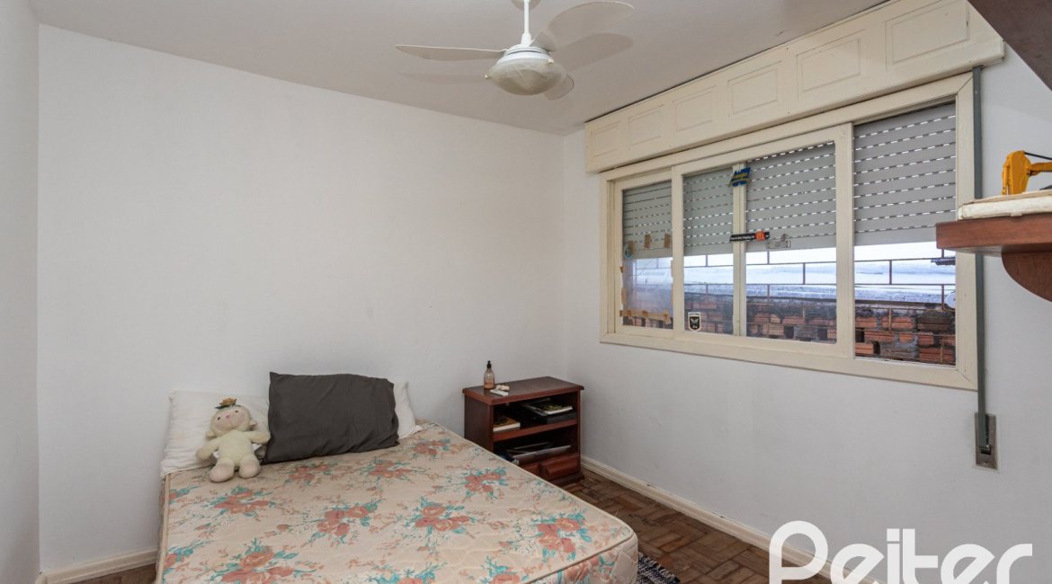 Casa à venda com 280m², 3 dormitórios, 1 suíte, 4 vagas, no bairro Tristeza em Porto Alegre