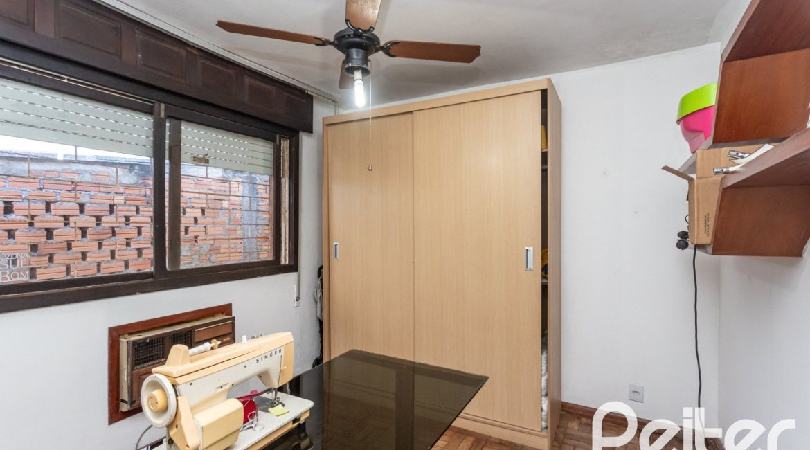 Casa à venda com 280m², 3 dormitórios, 1 suíte, 4 vagas, no bairro Tristeza em Porto Alegre