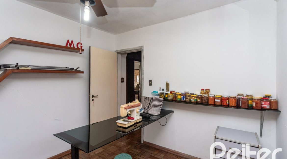 Casa à venda com 280m², 3 dormitórios, 1 suíte, 4 vagas, no bairro Tristeza em Porto Alegre