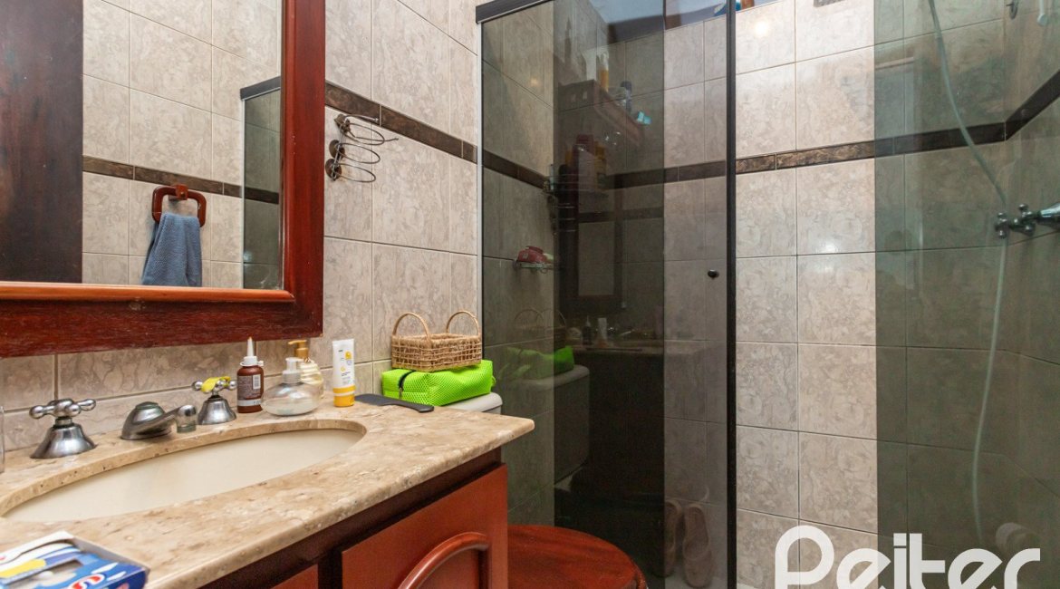 Casa à venda com 280m², 3 dormitórios, 1 suíte, 4 vagas, no bairro Tristeza em Porto Alegre