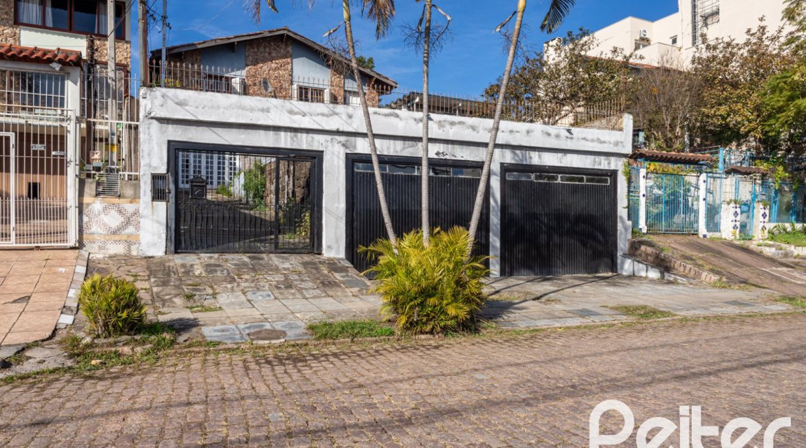 Casa à venda com 280m², 3 dormitórios, 1 suíte, 4 vagas, no bairro Tristeza em Porto Alegre