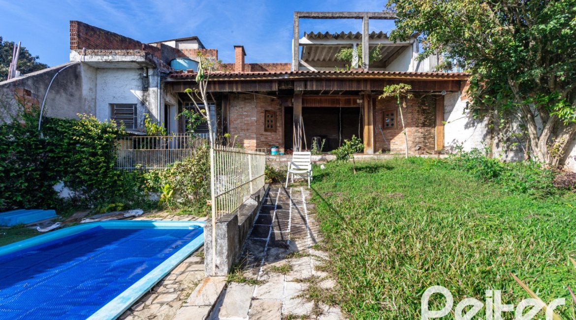 Casa à venda com 280m², 3 dormitórios, 1 suíte, 4 vagas, no bairro Tristeza em Porto Alegre