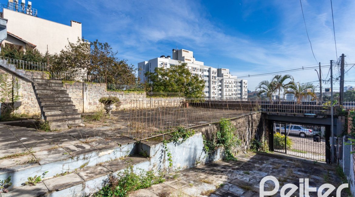Casa à venda com 280m², 3 dormitórios, 1 suíte, 4 vagas, no bairro Tristeza em Porto Alegre