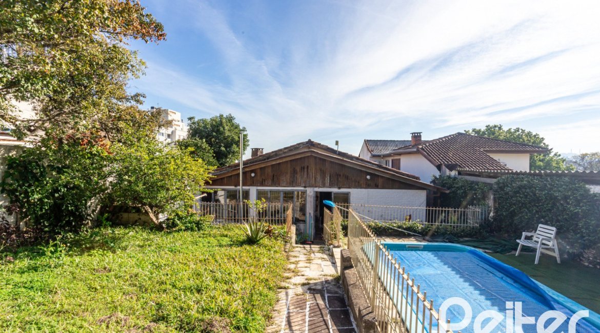 Casa à venda com 280m², 3 dormitórios, 1 suíte, 4 vagas, no bairro Tristeza em Porto Alegre