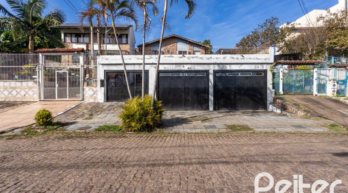 Casa à venda com 280m², 3 dormitórios, 1 suíte, 4 vagas, no bairro Tristeza em Porto Alegre