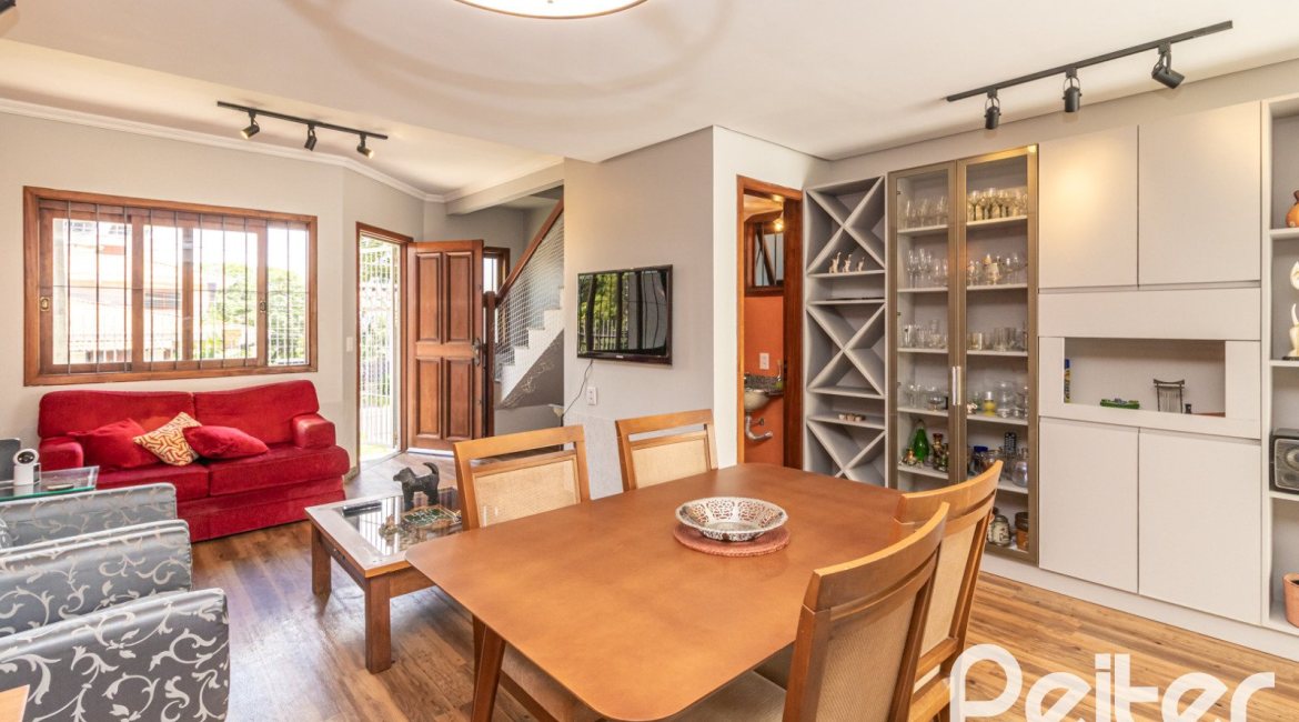 Casa à venda com 170m², 3 dormitórios, 1 suíte, 2 vagas, no bairro Tristeza em Porto Alegre