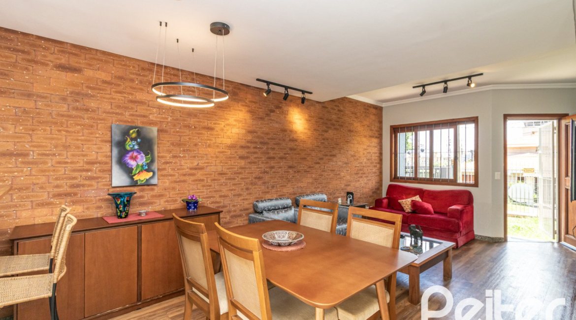 Casa à venda com 170m², 3 dormitórios, 1 suíte, 2 vagas, no bairro Tristeza em Porto Alegre