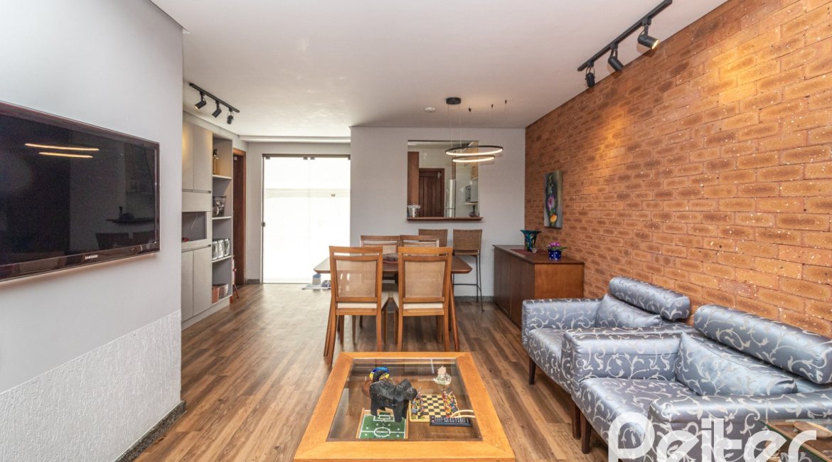 Casa à venda com 170m², 3 dormitórios, 1 suíte, 2 vagas, no bairro Tristeza em Porto Alegre