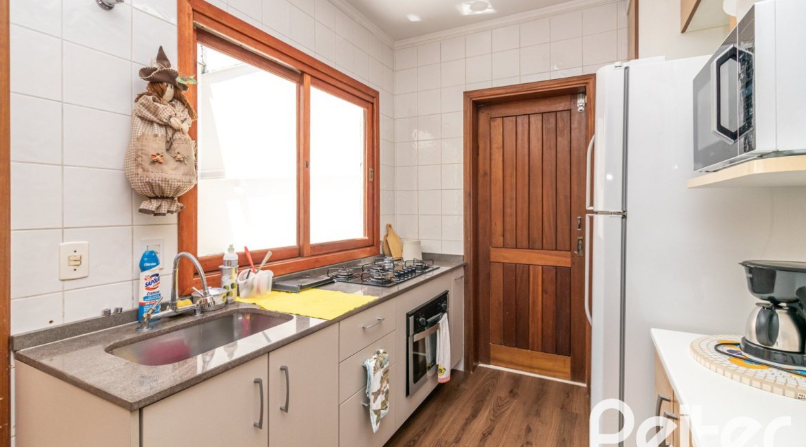 Casa à venda com 170m², 3 dormitórios, 1 suíte, 2 vagas, no bairro Tristeza em Porto Alegre