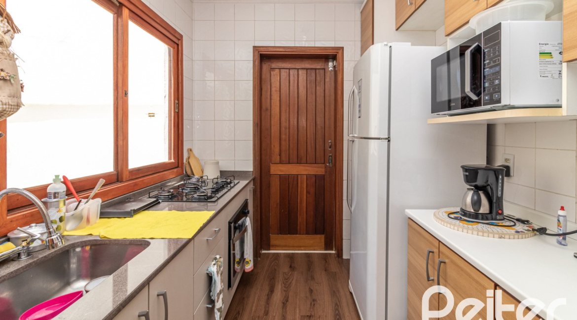 Casa à venda com 170m², 3 dormitórios, 1 suíte, 2 vagas, no bairro Tristeza em Porto Alegre