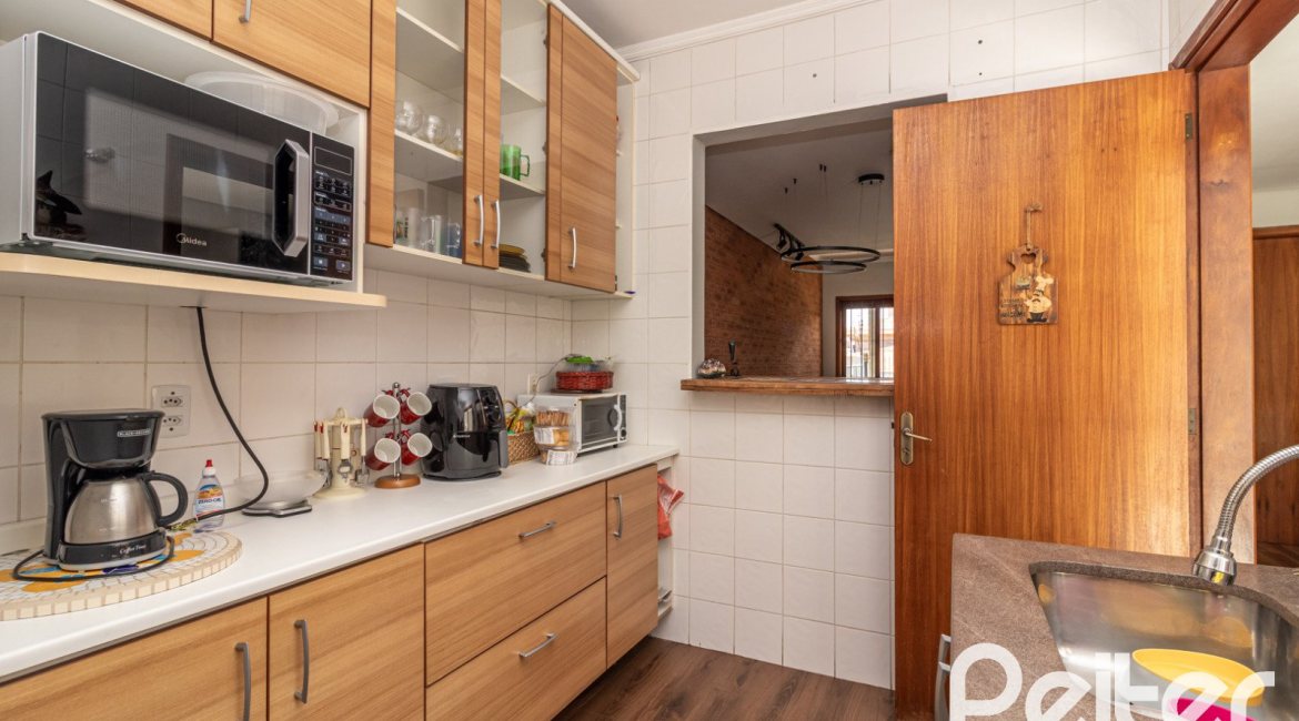 Casa à venda com 170m², 3 dormitórios, 1 suíte, 2 vagas, no bairro Tristeza em Porto Alegre