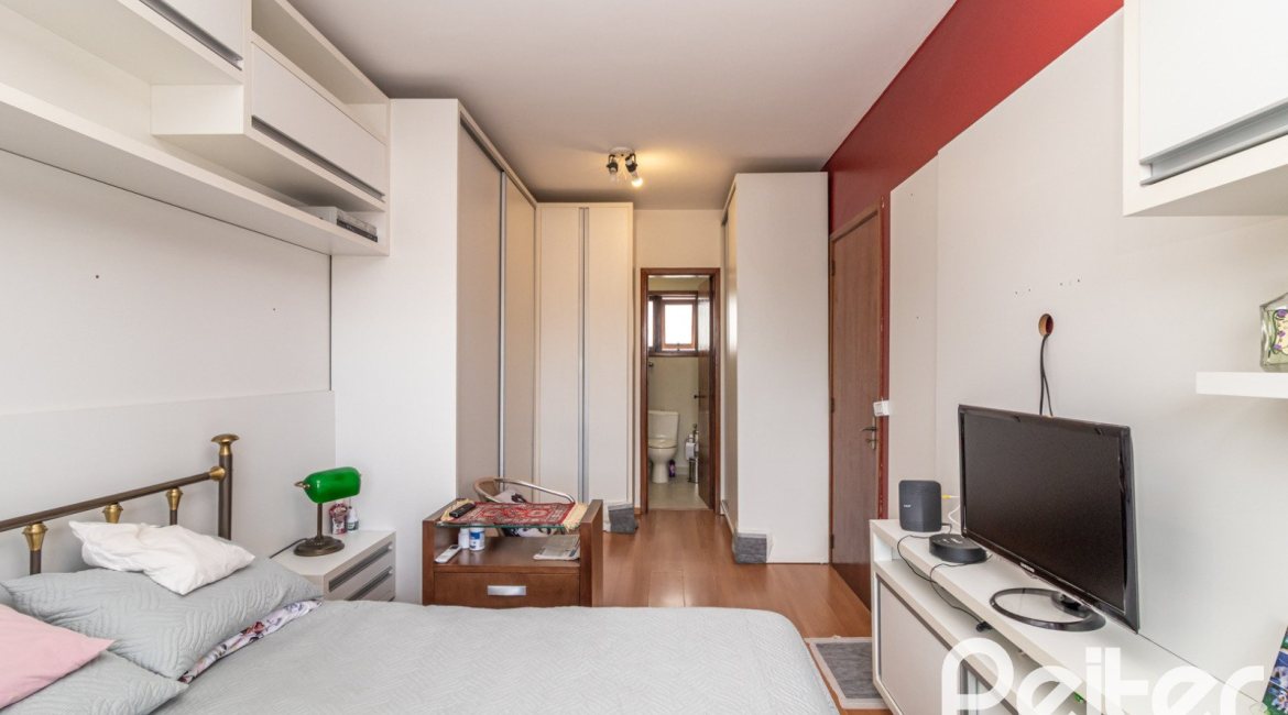 Casa à venda com 170m², 3 dormitórios, 1 suíte, 2 vagas, no bairro Tristeza em Porto Alegre