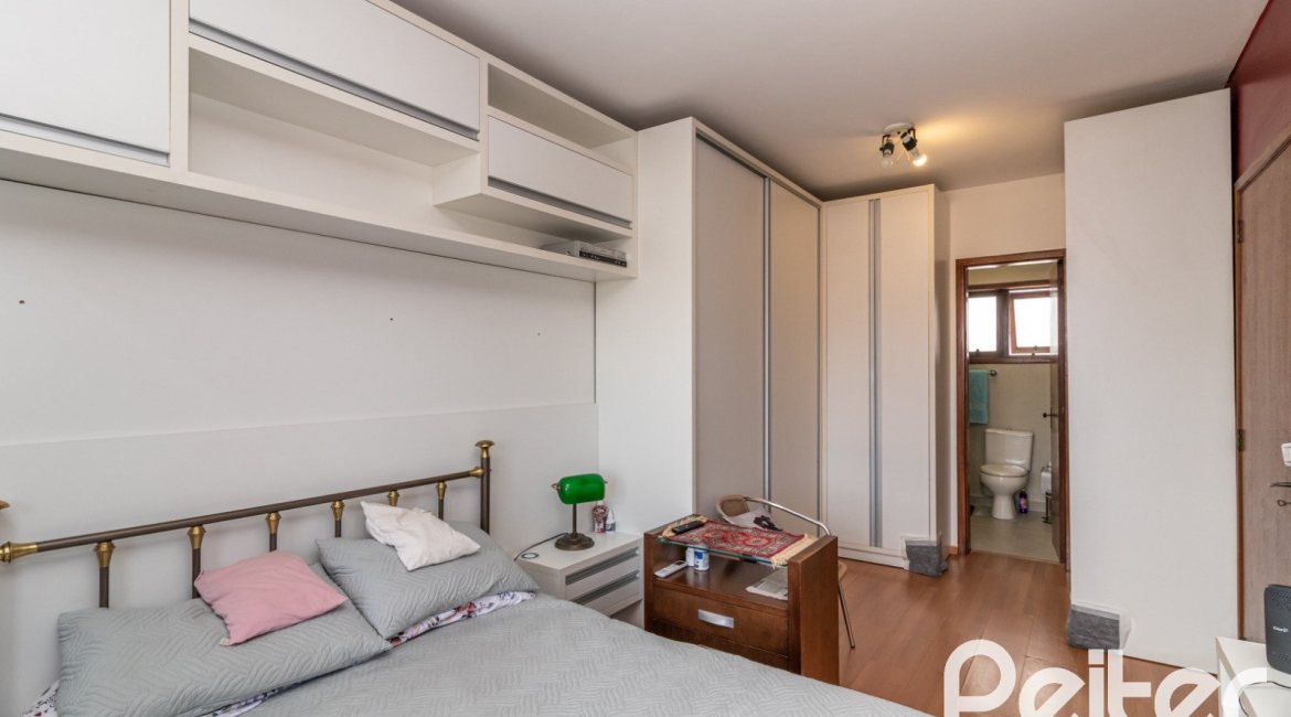 Casa à venda com 170m², 3 dormitórios, 1 suíte, 2 vagas, no bairro Tristeza em Porto Alegre