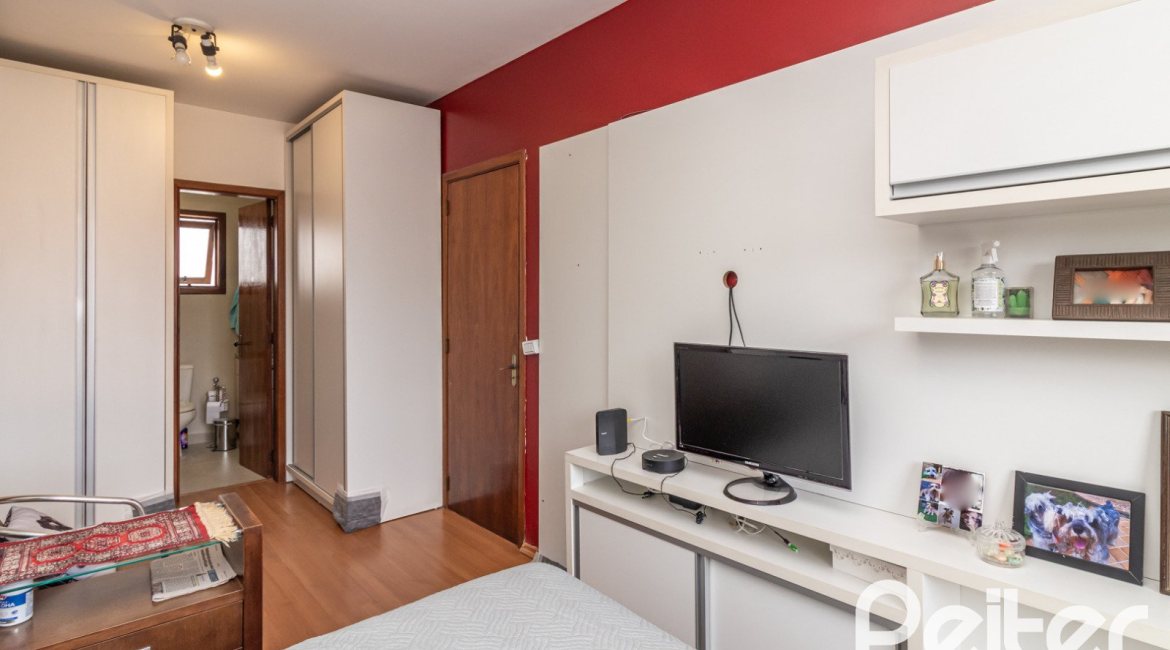 Casa à venda com 170m², 3 dormitórios, 1 suíte, 2 vagas, no bairro Tristeza em Porto Alegre