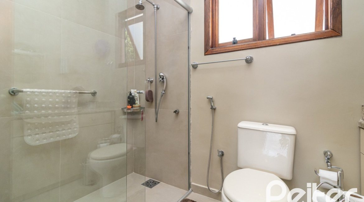 Casa à venda com 170m², 3 dormitórios, 1 suíte, 2 vagas, no bairro Tristeza em Porto Alegre