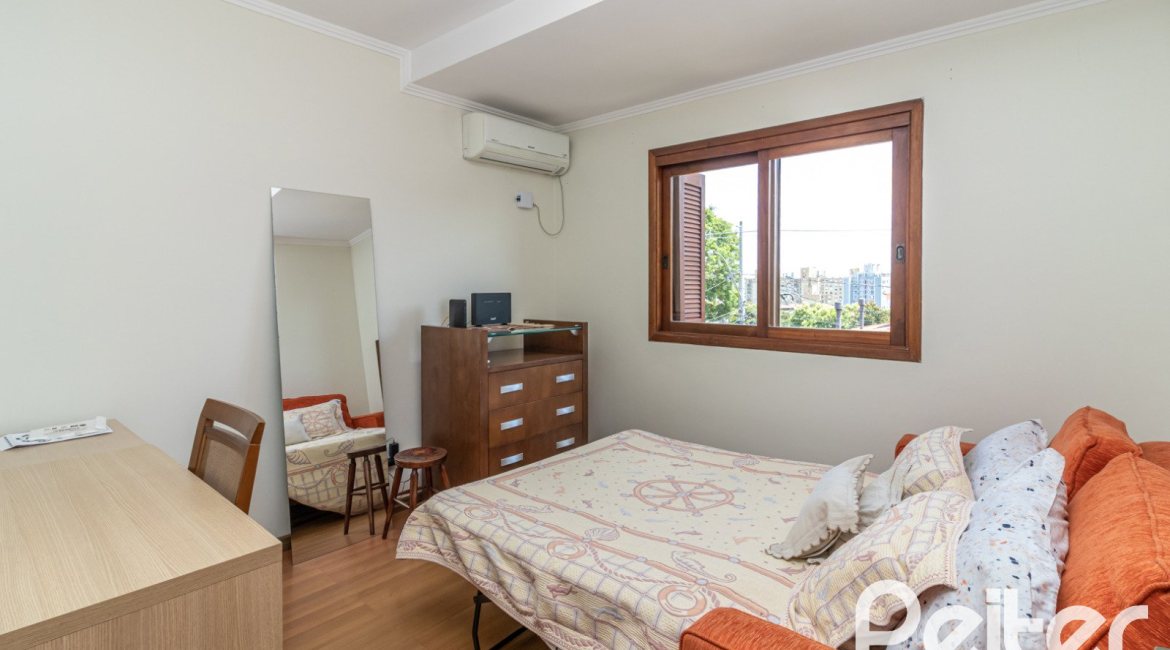 Casa à venda com 170m², 3 dormitórios, 1 suíte, 2 vagas, no bairro Tristeza em Porto Alegre